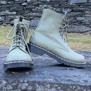 DR. MARTENS leather lace up boots US sz 8